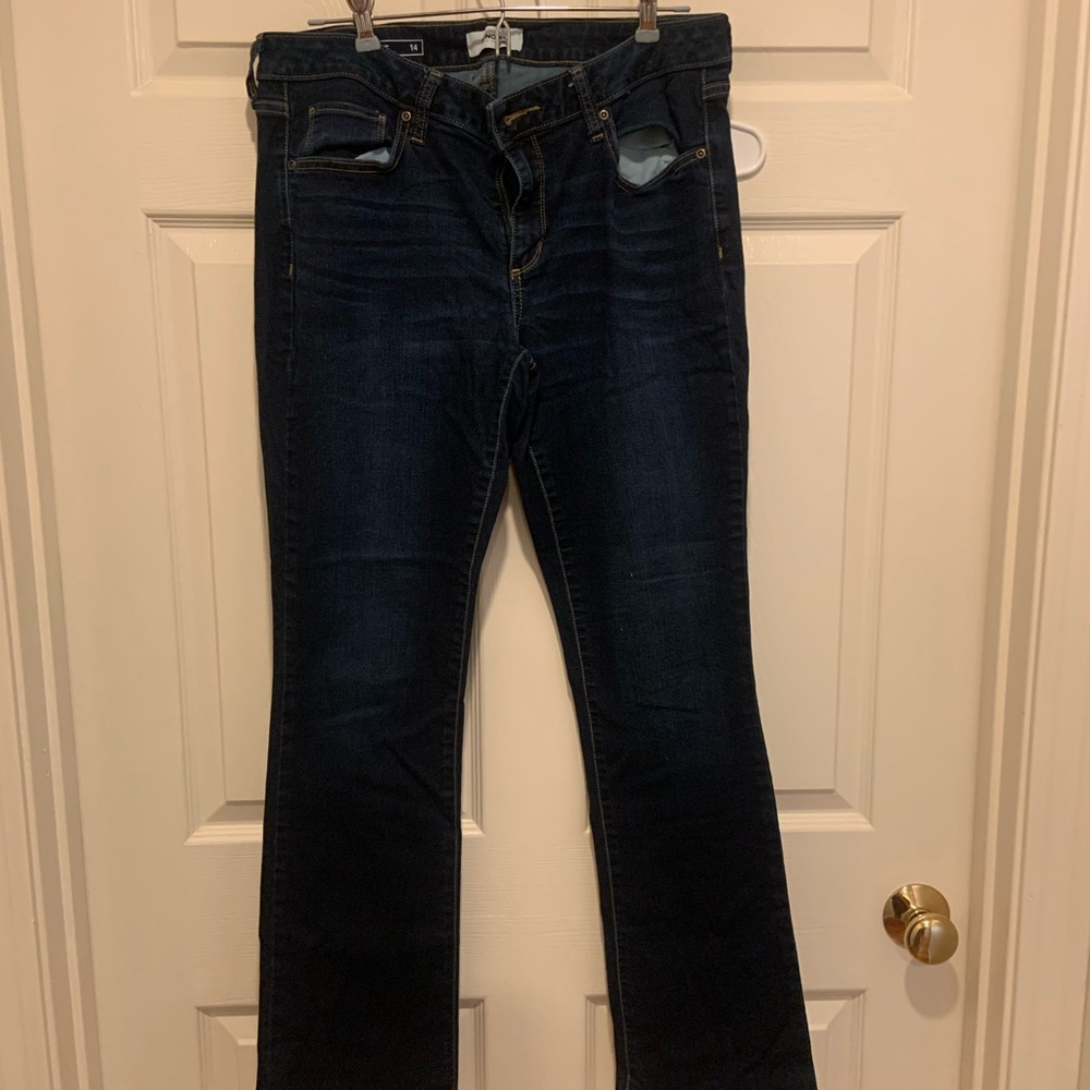 Women's Dark Blue Jeans skinny boot cut. Inseam 30”. Rise 10”